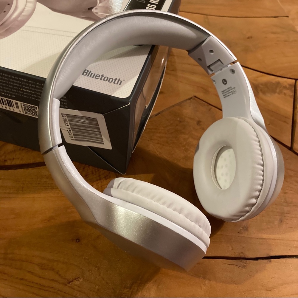 Sharper Image Wireless Headphones MP3 iPod iPhone Android